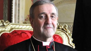 Apostolic Nuncio to Britain presents his diplomatic papers to the Queen