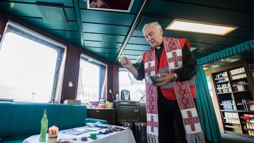 Cardinal Nichols salutes the work of Apostleship of the Sea in visit to Tilbury Port