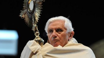 Pope-Benedict-XVI-Benediction-in-Hyde-Park