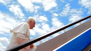 Pope-Benedict-climbing-the-stairs-to-his-plane
