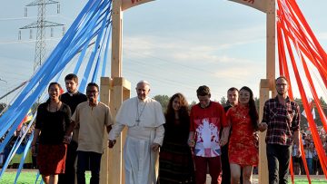 Pope-Francis-walks-through-Door-of-Mercy-with-Pilgrims