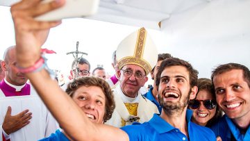 Young-people-take-selfie-with-Pope-Francis-in-Krakow