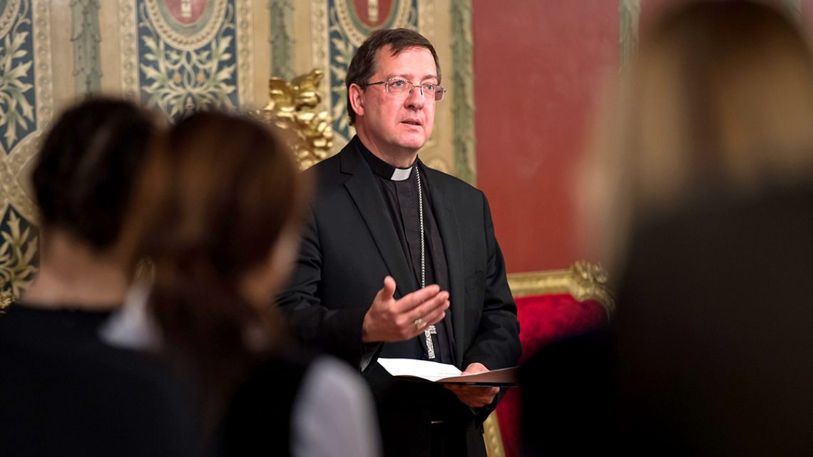 This image has an empty alt attribute; its file name is bp-john-sherrington-speaking-1200x800-1-1140x641.jpg