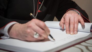 signing-document-1140-641