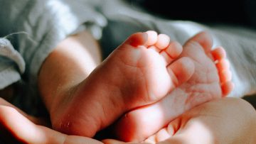 baby-feet-in-hand-1600